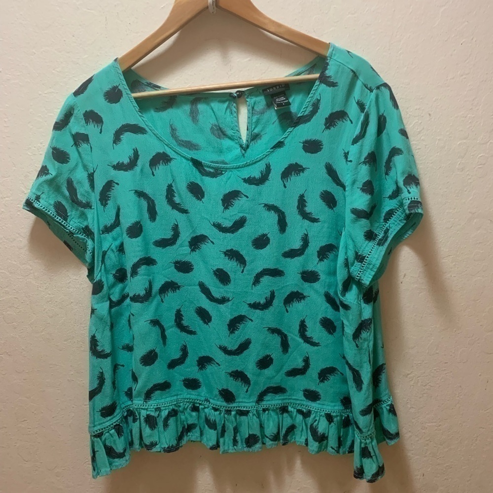 TORRID FEATHER PRINT RUFFLE BLOUSE Size 1X - Picture 4 of 6
